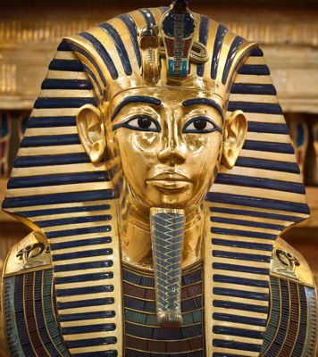 Pharaoh's head ornament of the vulture and the snake represent the goddesses Nekhbet and Wadjet